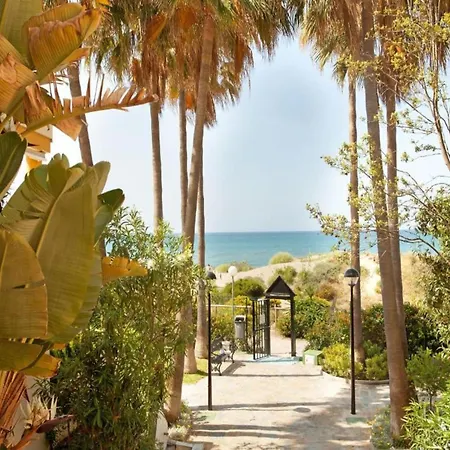 In With Beachfront Pool