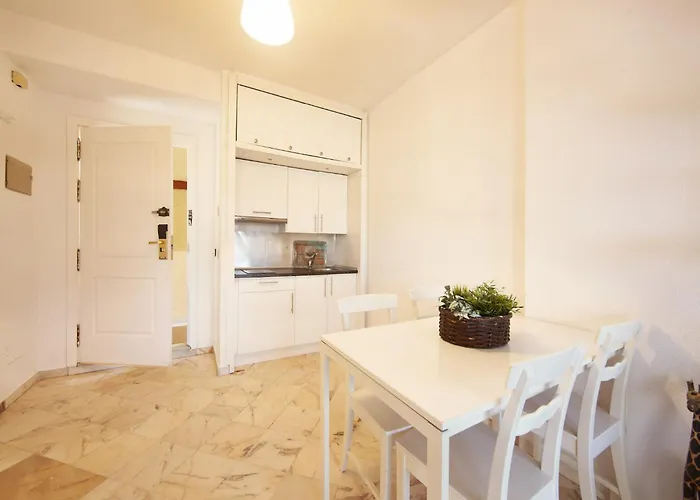 In With Beachfront Pool Apartment