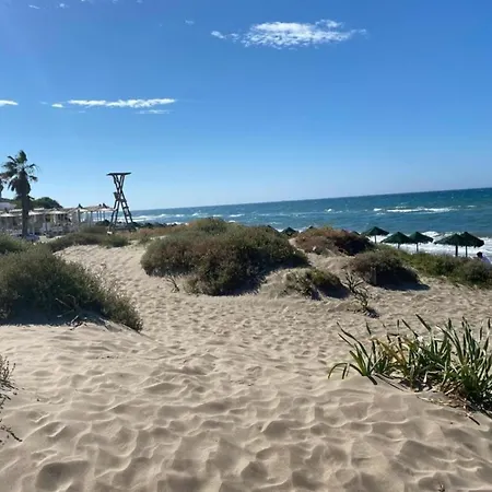 Apartmán In With Beachfront Pool