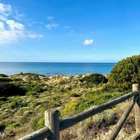 In With Beachfront Pool Apartmán