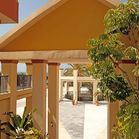 Apartment In With Beachfront Pool