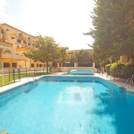 In With Beachfront Pool Apartment