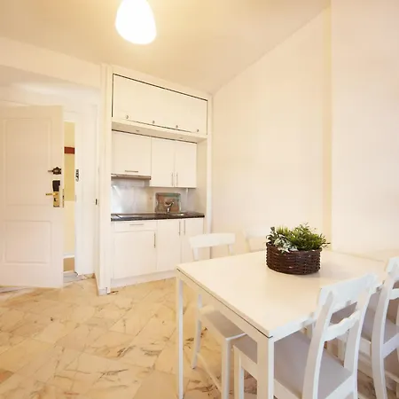 In With Beachfront Pool Apartment