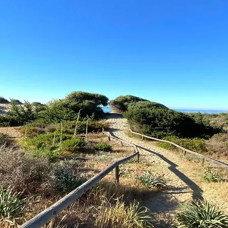In With Beachfront Pool Apartmán