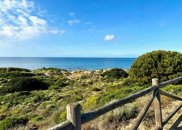 In With Beachfront Pool Apartament